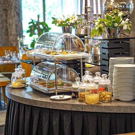 Willa Port Ostróda Dış mekan fotoğraf A buffet at a hotel