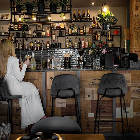 Willa Port Ostróda Dış mekan fotoğraf A woman sitting at a bar