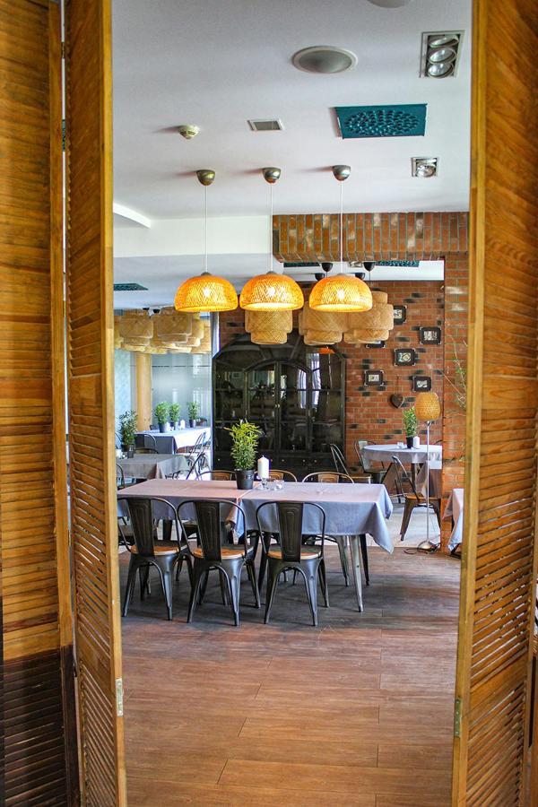 Willa Port Ostróda Dış mekan fotoğraf Restaurant in the hotel