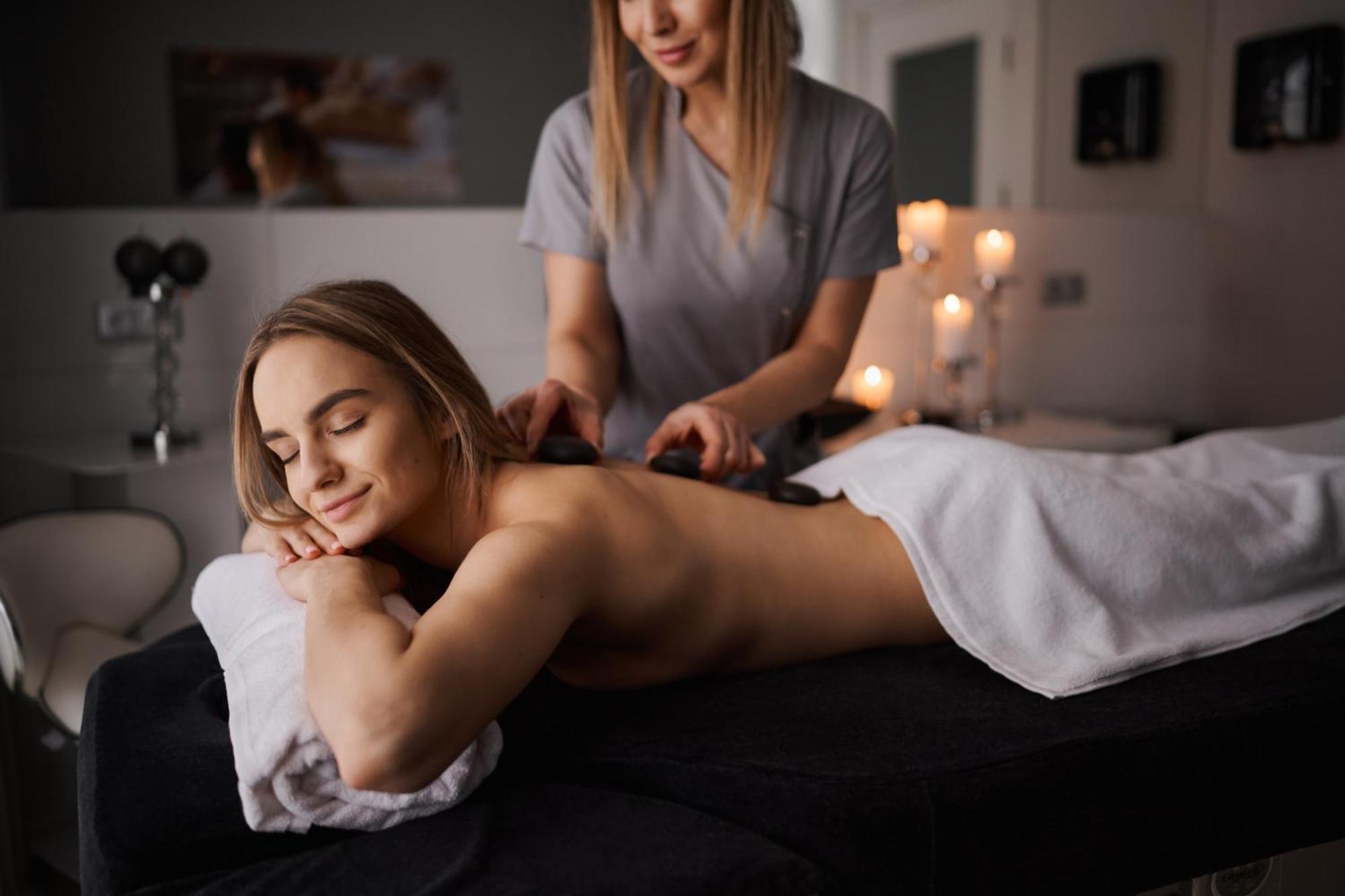 Willa Port Ostróda Dış mekan fotoğraf A woman receiving a hot stone massage