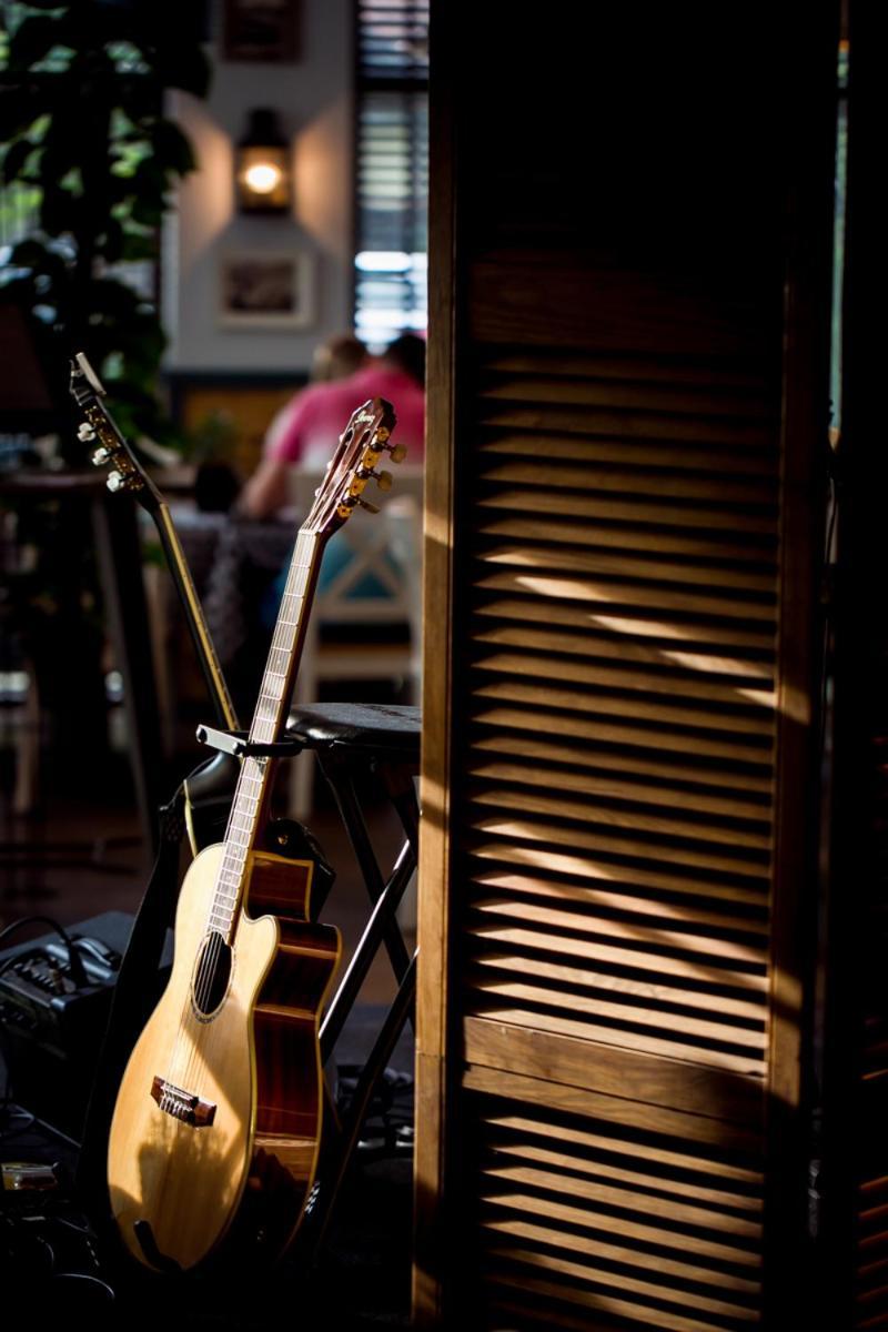 Willa Port Ostróda Dış mekan fotoğraf A guitar in a stand