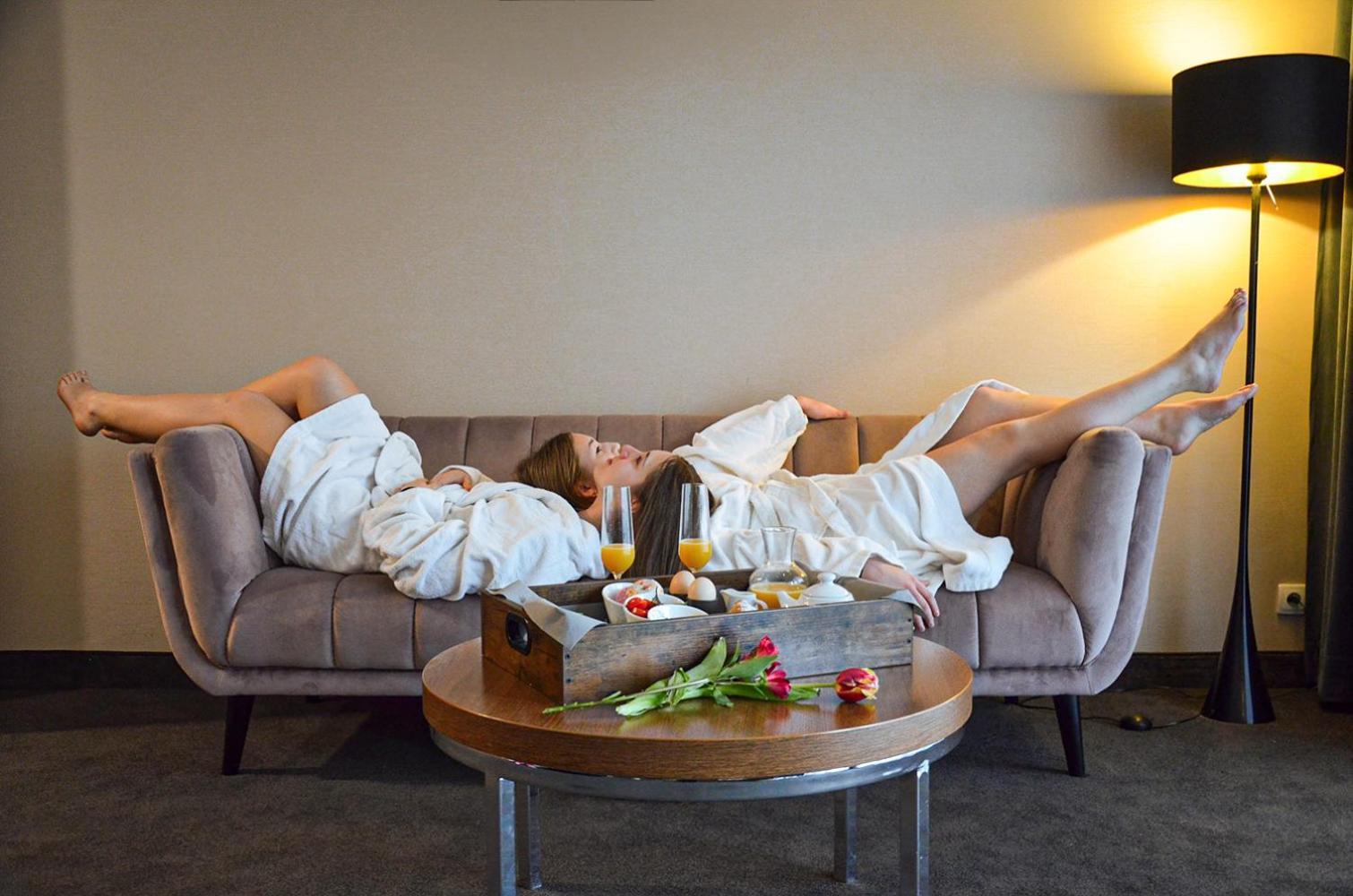 Willa Port Ostróda Dış mekan fotoğraf A woman relaxing at a spa