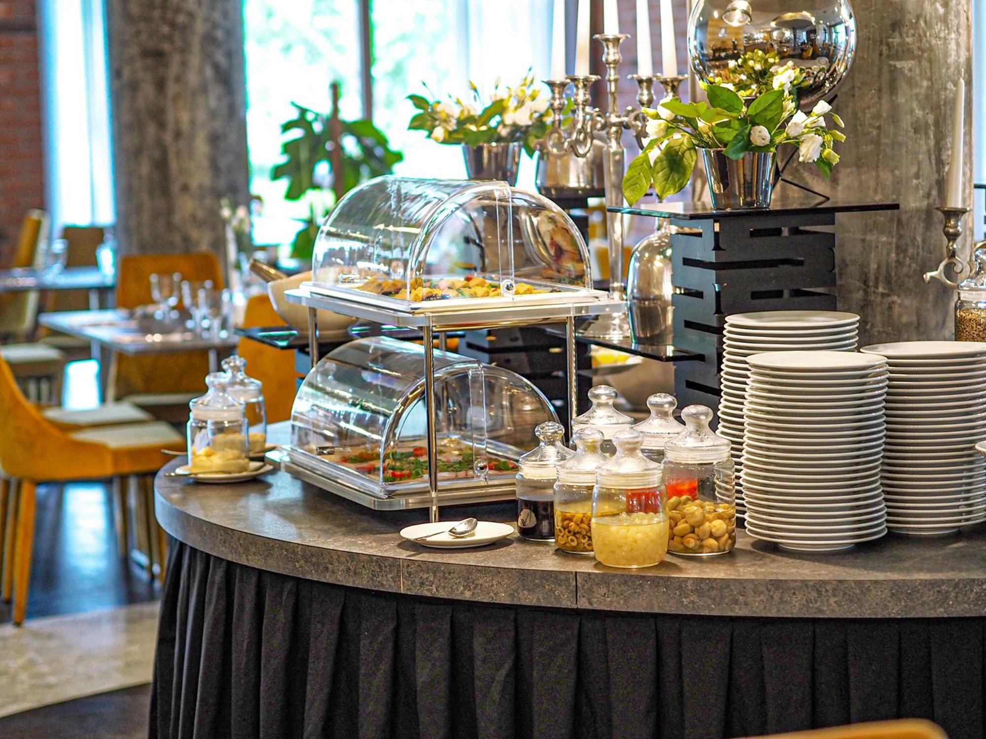 Willa Port Ostróda Dış mekan fotoğraf A buffet at a hotel