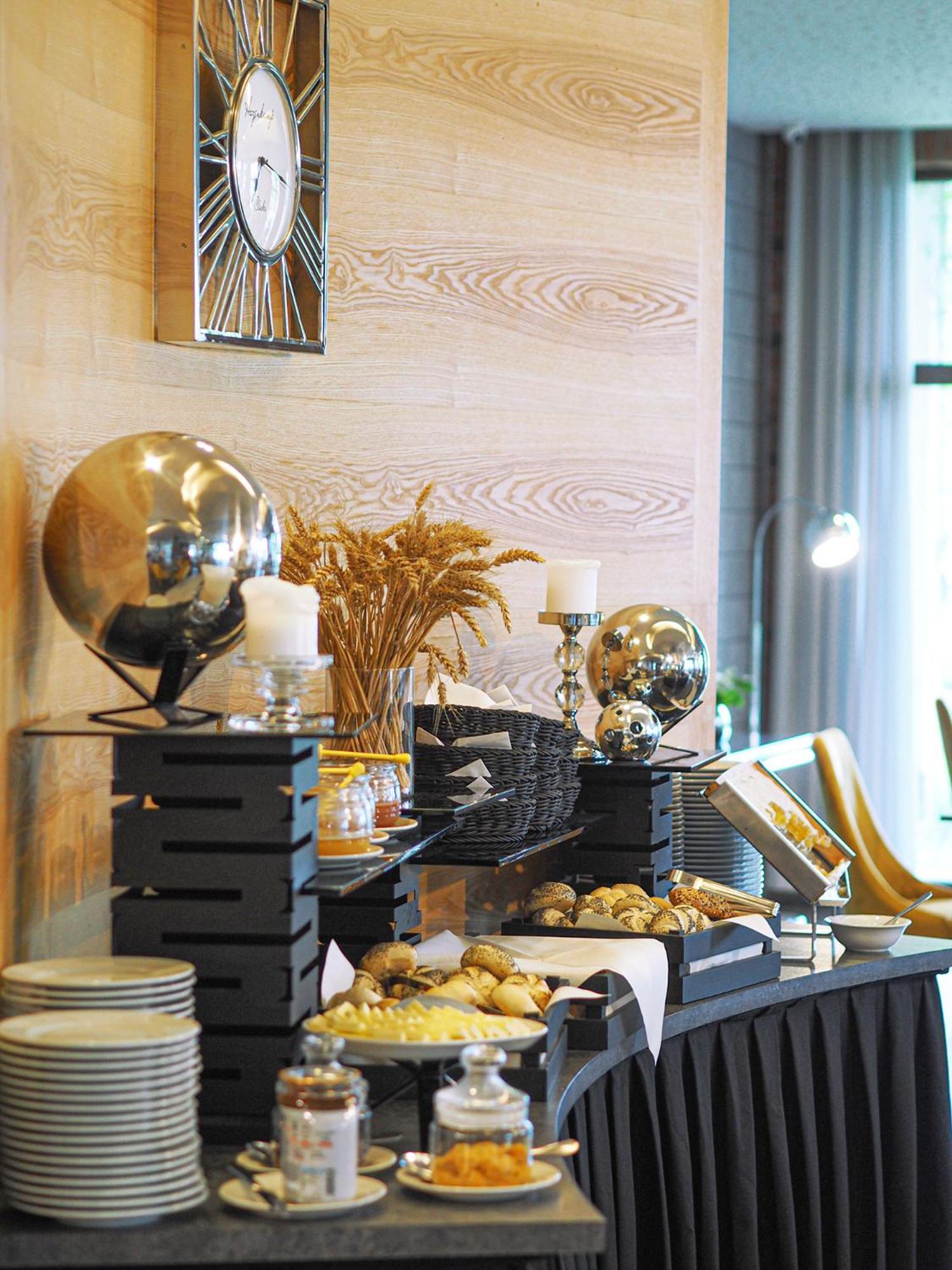Willa Port Ostróda Dış mekan fotoğraf A buffet at a hotel