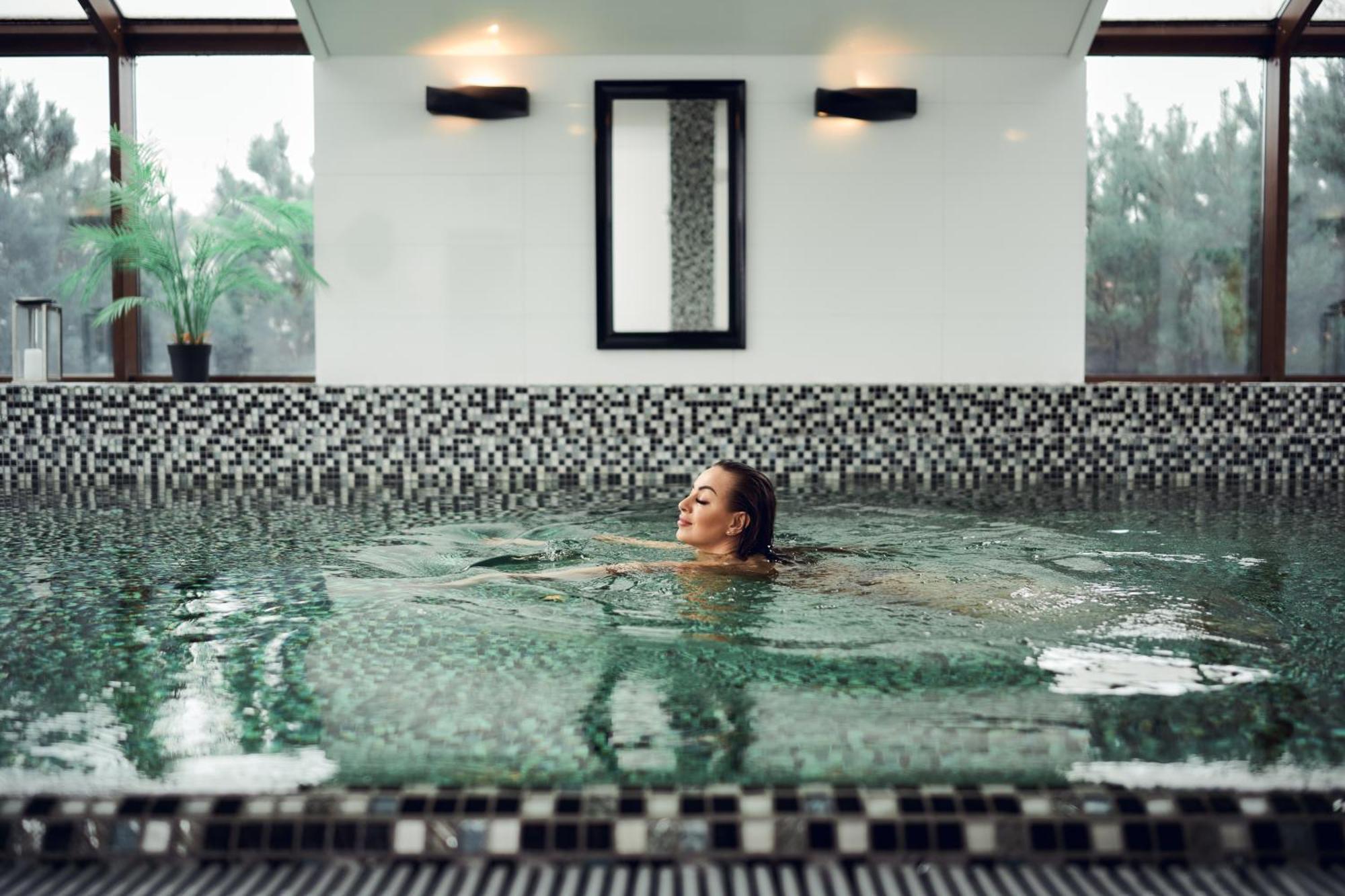 Willa Port Ostróda Dış mekan fotoğraf A woman swimming in a pool