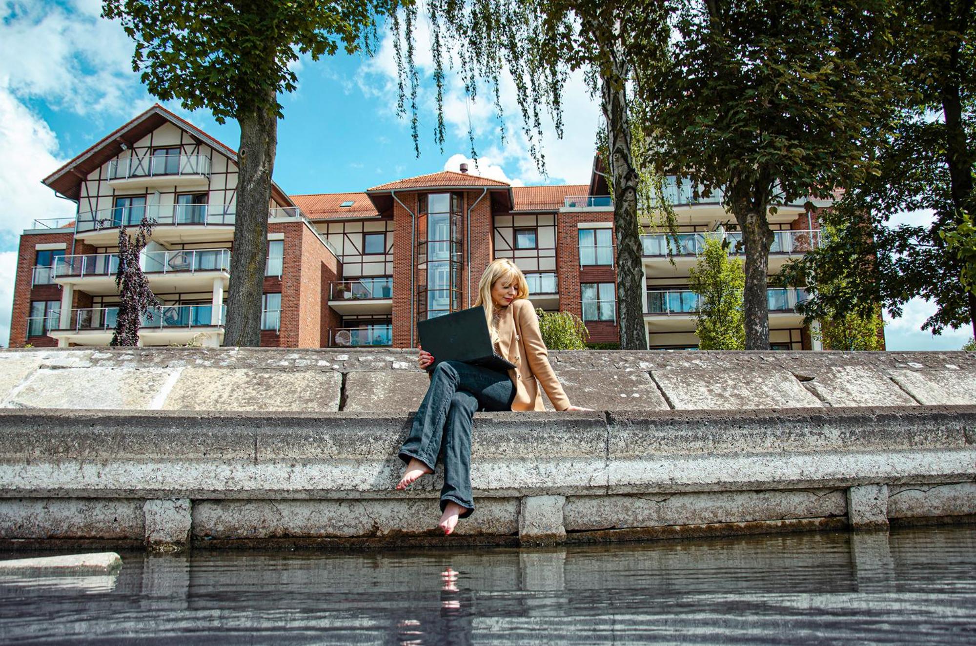 Willa Port Ostróda Dış mekan fotoğraf A student studying at the University of Kent